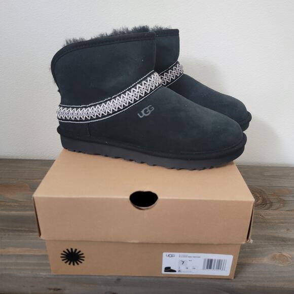 Ugg Women Sz 7 Classic Short Mini Crescent Black Ankle Boot Lamb Cuffable NEW - Picture 10 of 13